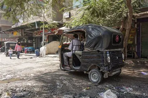 التوك توك: أيقونة التنقل الحضري وثقافة الشارع المصري المتجددة
